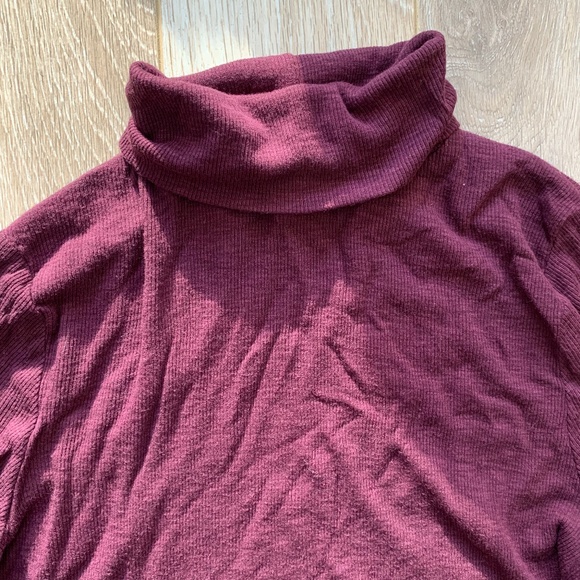 Flattering Maroon Aerie Turtleneck - Size Medium but fits like a Small - Picture 2 of 5